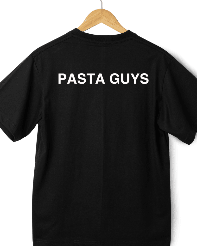 Schwarzes Pasta Guys Mitarbeiter-Shirt mit Logo als Teil der visuellen Markenidentität