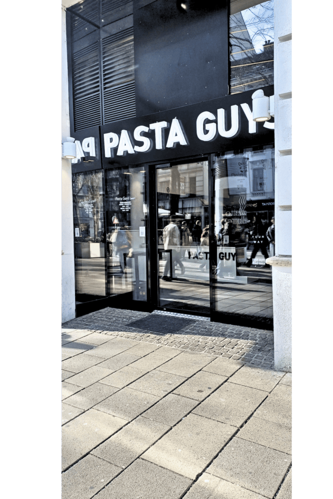 Außenbranding des Pasta Guys Restaurants in Wien mit gebrandeter Fassade