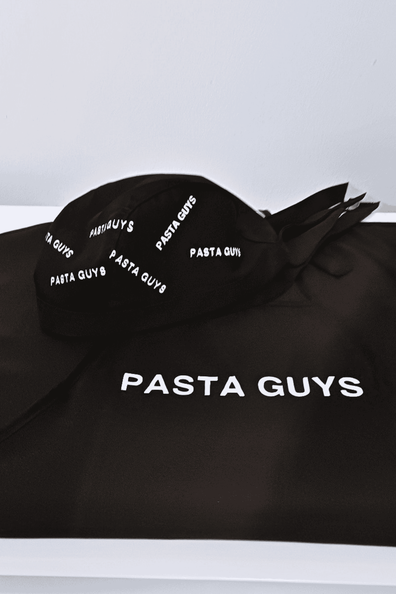 Gebrandete Mitarbeiterbekleidung für Pasta Guys als Teil der Markenidentität