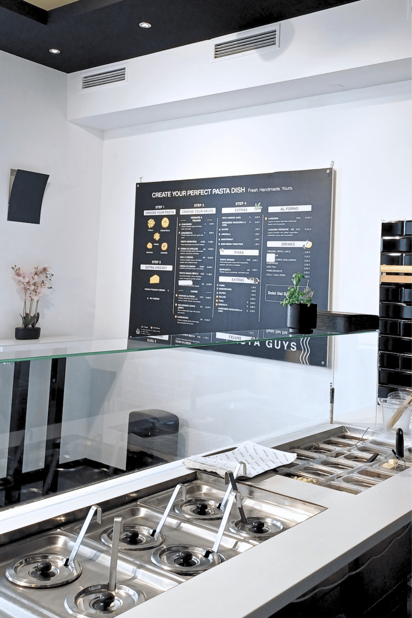 Restaurant Interior von Pasta Guys in Wien mit Theke und Menü als Teil der Brand Experience