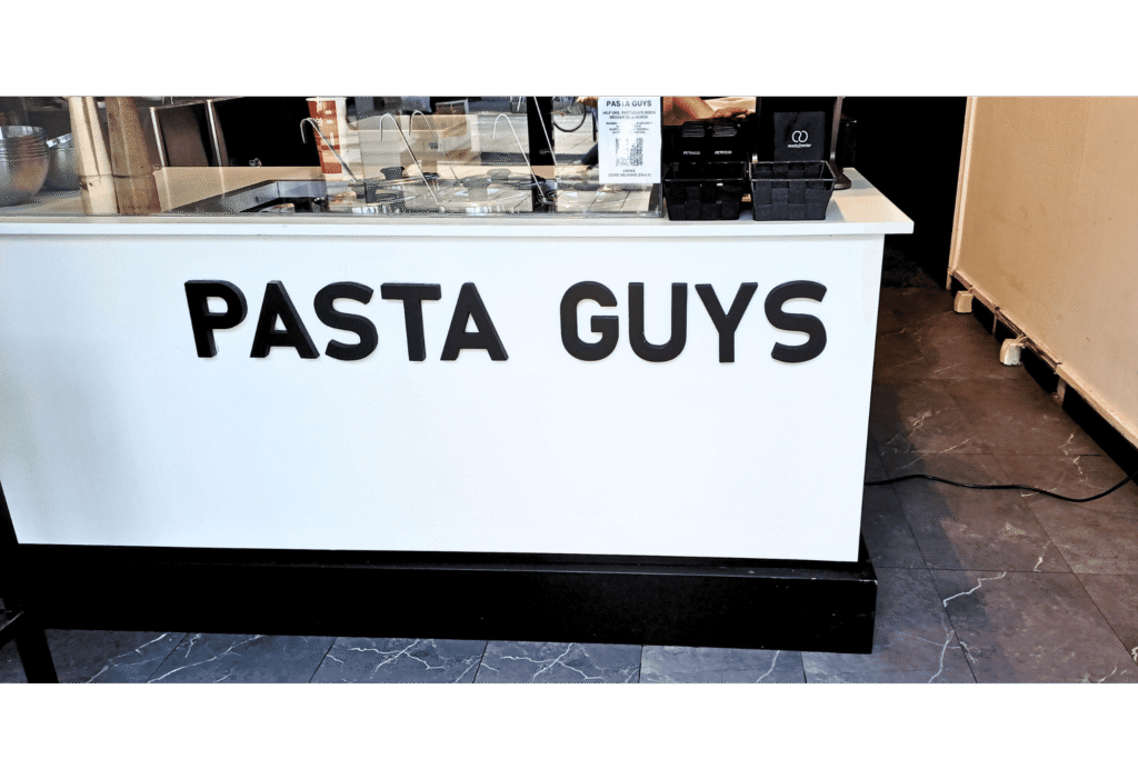 Gebrandete Restauranttheke von Pasta Guys in Wien mit Logo als Teil des Interior Brandings